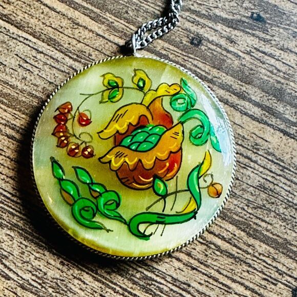 Russian Yoke Girl Hand painted 2sided lacquer pendent 1970’s Vintage - Picture 3 of 7